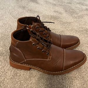 Deer Stags Kids Hamlin chukka boots. Boys size 4